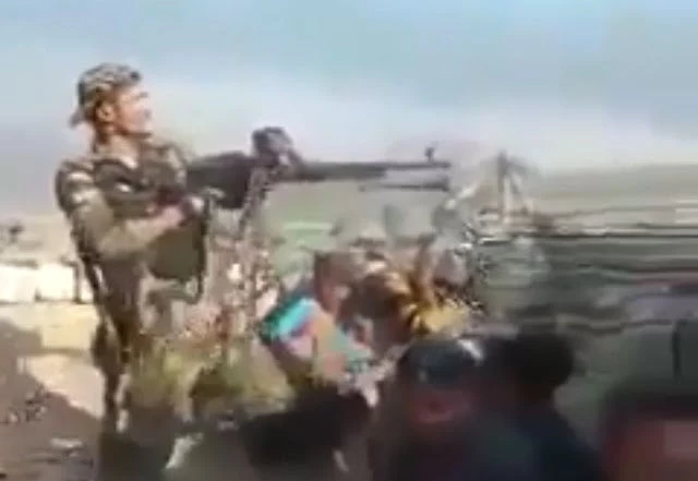 Ο μισθοφόρος του Ερντογάν έχει σηκωθεί και κάνει μαγκιές με το το πολυβόλο – Μέχρι που τον βρίσκει η σφαίρα των Κούρδων στο δόξα πατρί!